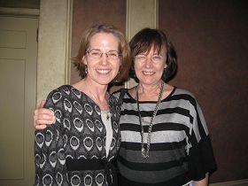 '作家珍妮·斯拉思科（左）与好友琳奈特·艾尔斯（右）被神韵深深感动'