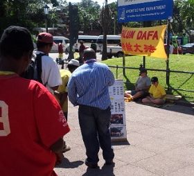 南非德班市政厅前广场上，人们阅读法轮功真相展板