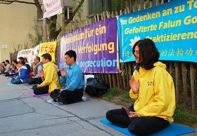 奥地利法轮功学员在维也纳中使馆前纪念四•二五，抗议中共迫害