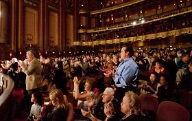 美国神韵国际艺术团在芝加哥的最后一场演出以爆满圆满的方式落幕，观众用热烈的掌声表示感谢。