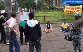'南非德班法轮功学员在市政广场讲真相'
