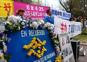 '纪念四·二五，西班牙法轮功学员中使馆前呼吁停止迫害'