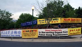 美国大华府地区部份法轮功学员在中共驻美国大使馆前吁制止迫害，唤中国同胞的正义良知。