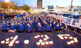 四月二十五日晚,纽约法轮功学员在中领馆前集会,纪念“四·二五”,呼吁制止迫害,法办元凶。