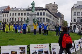 '纪念四·二五，比利时学员在欧洲议会前的卢森堡广场上摆放真相图片展，及展示法轮功的功法。'