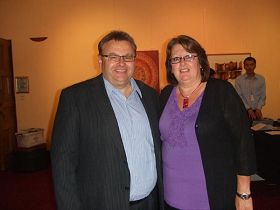 'Lower Hutt市长Ray Wallace偕夫人Linda Wallace慕名观看惠灵顿首场神韵演出。'