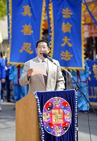 美国守护者同盟副主席刘国华在集会上发言