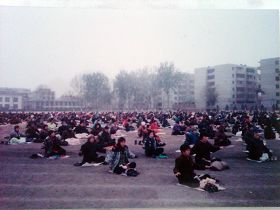 1999年迫害前安阳市六百多名法轮功学员在南关体育场集体炼功洪法