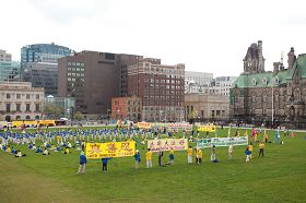 法轮功学员在加拿大首都国会山庆祝法轮大法洪传二十周年