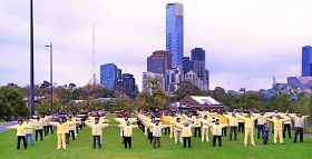 '五月十三日，墨尔本法轮功学员在市中心Birrarung 马尔公园景区集体炼功。'