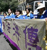 '从事金融工作的轩玮（左二）与轩瑜（左三）二位的姐妹，正准备参加游行的活动'