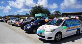 塞班岛弟子以花车环游岛的形式，庆祝“世界法轮大法日”