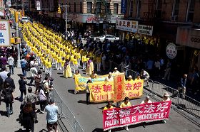 五月十二日纽约曼哈顿七千学员游行