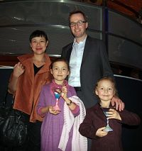 '纽省议员David Shoebridge与太太和两个女儿'