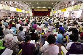 来自台湾南区四个县市的一千多位法轮功学员在台南永康国中大礼堂参加大组学法交流