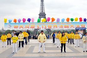 庆祝世界法轮大法日，法国法轮功学员聚集在巴黎埃菲尔铁塔边的人权广场集体炼功。