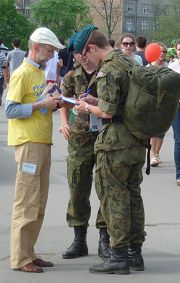 克拉科夫市：路过的年轻军人在征签簿上签名反对中共迫害法轮功