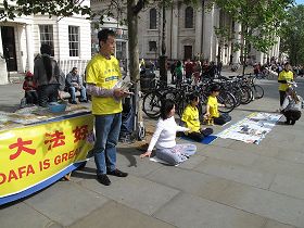 法轮功学员每周六在伦敦圣马丁广场展示法轮功功法、讲真相反迫害
