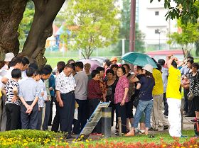 法轮功学员在士林官邸观光景点讲真相劝三退