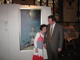 '多佛区博物馆和旅游业发展官员乔恩·艾文森先生和女儿站在女儿最喜欢的画作前'