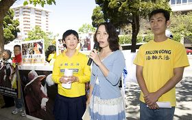 '旧金山学员在中领馆前集会，揭露和抗议中共输出迫害，煽动华人对法轮功的仇恨。'