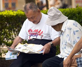 认真看法轮功真相资料的市民