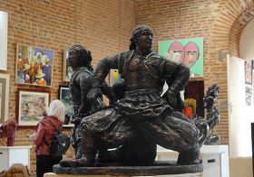 '陶土雕塑：威武矫健的蒙古族小伙子。尺寸：46x45x36（cm）'