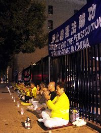 '芝加哥法轮功学员中领馆前烛光夜悼，抗议中共迫害'