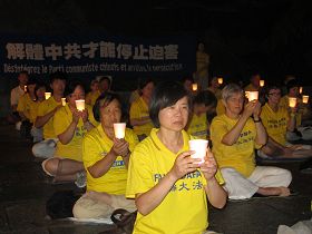 烛光悼念被中共迫害致死的法轮功学员。