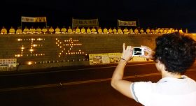 中国大陆遊客拍摄烛光悼念画面