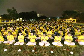 法轮功学员在台湾中坜光明公园举行烛光悼念会。
