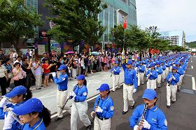 声势盛大的天国乐团行经著名景点101大楼前，吸引许多大陆游客围观。