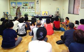 亲子学法炼功班，学员们正观看李洪志老师讲法录像带。