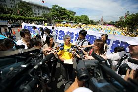 台湾法轮大法学会理事长张清溪教授向媒体说明今天记者会的诉求。