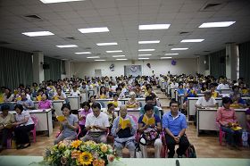 来自台湾高雄七大区的法轮功学员在高雄市东光国小视听教室参加学法交流
