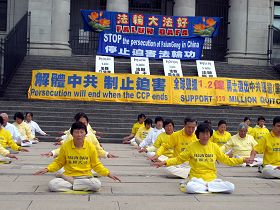 二零一二年七月二十一日，温哥华法轮功学员在市中心艺术馆前集体炼功，呼吁停止迫害，左一为陈女士。