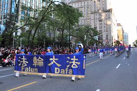 七月一日晚，法轮功学员参加温哥华市中心举行的国庆大游行