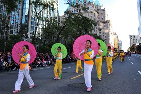 七月一日晚，法轮功学员参加温哥华市中心举行的国庆大游行
