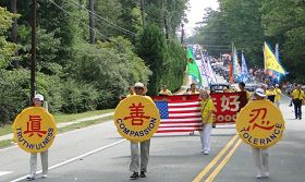 '亚特兰大法轮功学员参加美国独立日庆祝游行'
