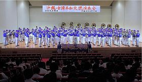 '天国乐团在“丰见城市中央体育馆”为冲绳高中生演奏《花》《泪光闪闪》《送宝》等，获得热烈掌声。'