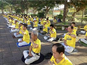 '法轮功学员在冲绳奥武山公园集体晨炼'