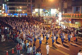 񟭌基隆中元祭大游行”中，法轮功学员组成的天国乐团声势浩大'