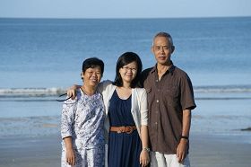 吴瑞荣与妻女摄于马来西亚。