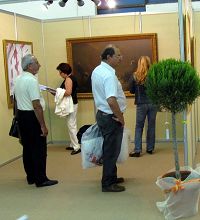 '希腊萨洛尼卡国际展览厅内的画展上观众络绎不绝'