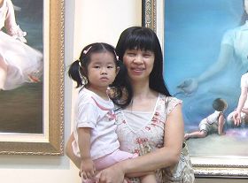 杨文琼与两岁的女儿