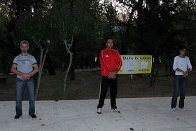 法轮功学员在地拉那湖滨公园炼功