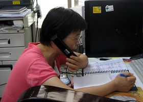 彭淑渼正在给中国大陆同胞拨打电话，讲法轮功真相。