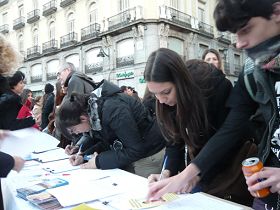 西班牙法轮功学员在太阳门广场举行反迫害征签