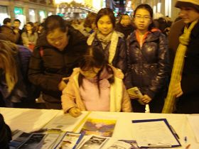 一群中国女孩签名声援法轮功