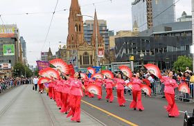 '法轮功学员参加墨尔本举行的盛装游行，庆祝澳洲国庆日。'